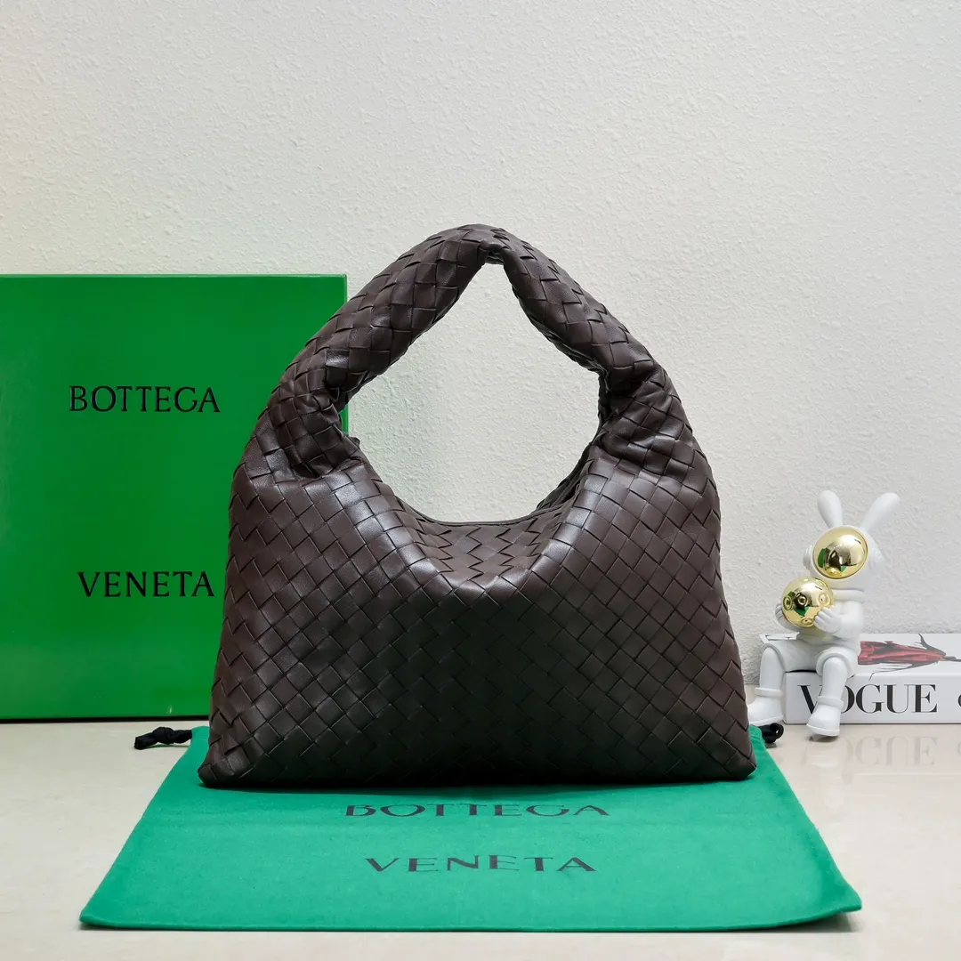 Batch 1860 #Bv new small HOP bag, the bag body and handles are made of a whole piece of woven leather. The bag body is soft and lazy. Hop symbolizes the praise of innovation and eternal craftsmanship [love]. The pyramid silhouette combines practicality and fashion. It is modern and casual. The double-sided closure design of the bag mouth is more convenient and safe! The cowhide texture also makes the bag more wear-resistant and durable. A must-have for fashionable ladies who like minimalism yet comfortable and casual! Size: 41x20.5x7.5, Model: 3966#